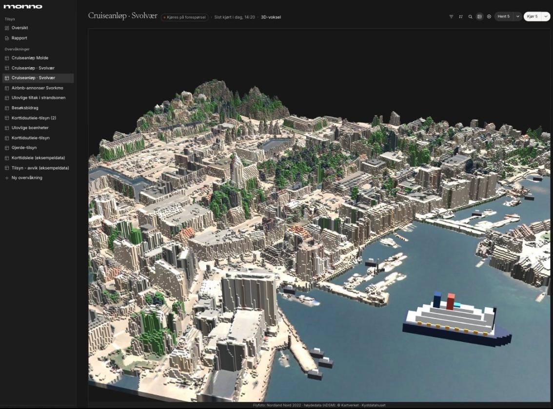 Svolvær cruisehavn i Monnos GIS-grensesnitt: 3D-voxelmodell fra laserdata (nDSM) og ortofoto - cruiseskip i havnebassenget, kaier, bygg og trær.